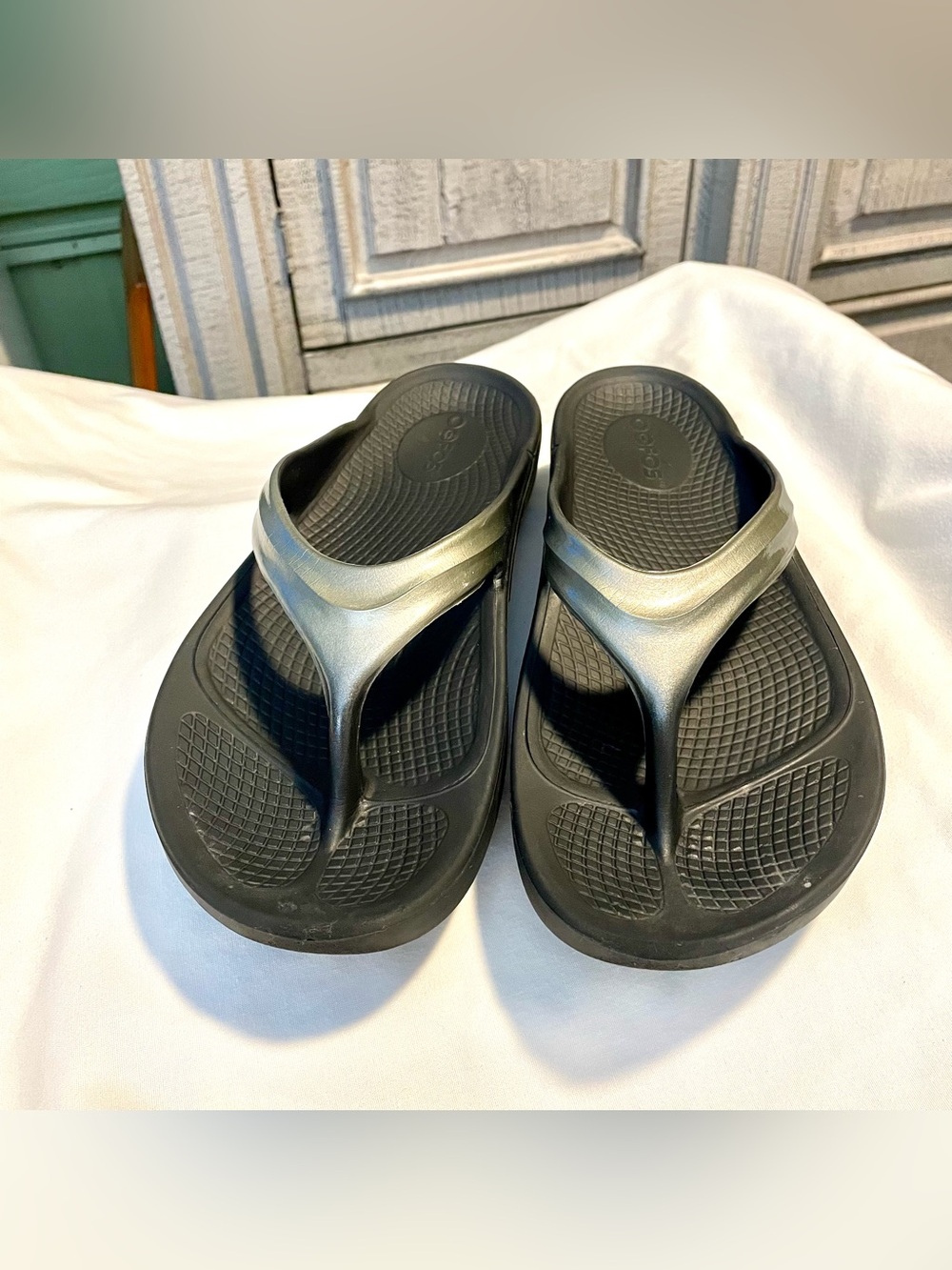 OOFOS Thong Sandal/Shoe - Women’s Size 8 - Black/Silver - Slip~On/Arch Support